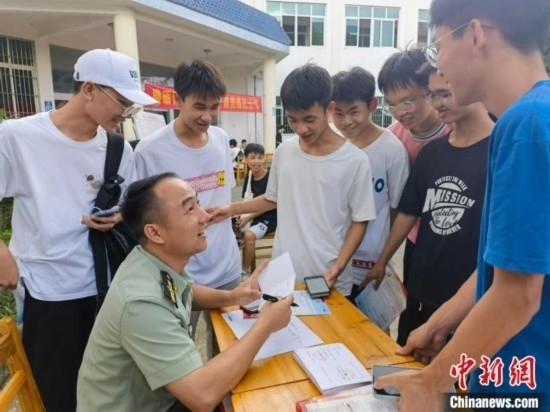 專武干部在講解相關政策。韋碩 攝