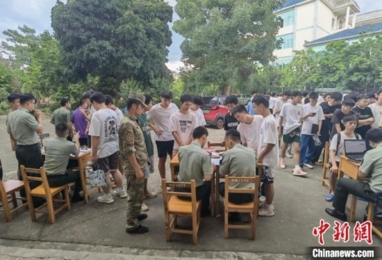 專武干部在發(fā)放兵役登記證。韋碩 攝