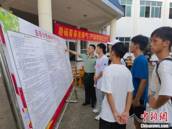 專武干部在講解應征體檢標準。韋碩 攝