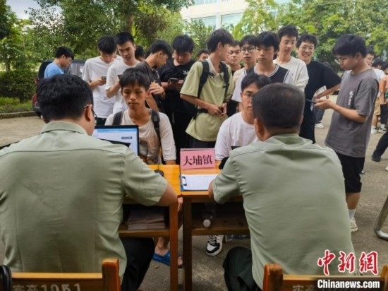 專武干部在發(fā)放兵役登記證。韋碩 攝