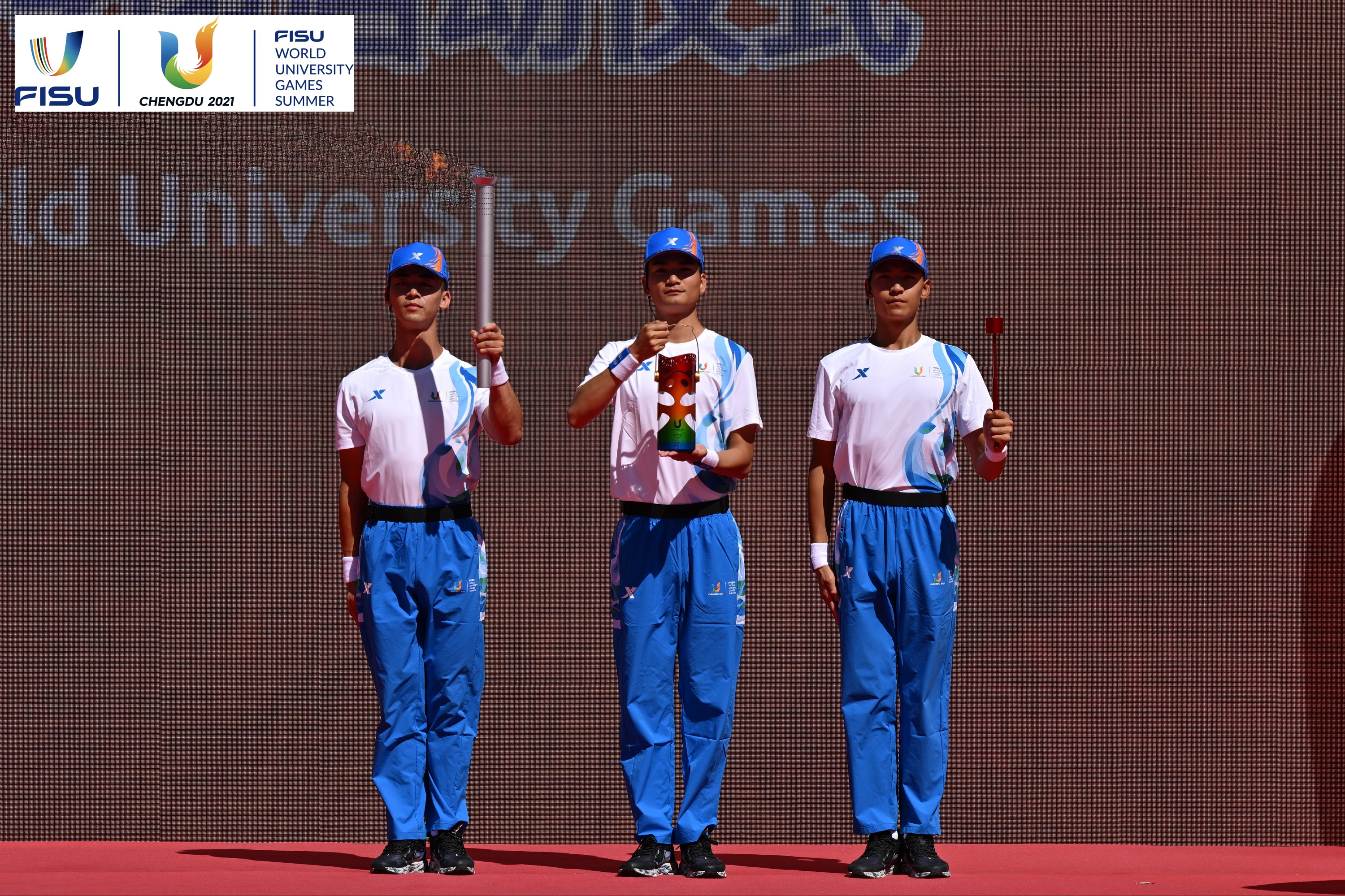 成都大運(yùn)會火種護(hù)衛(wèi)隊(duì)點(diǎn)燃大運(yùn)火炬。 圖片來源：成都大運(yùn)會執(zhí)委會供圖