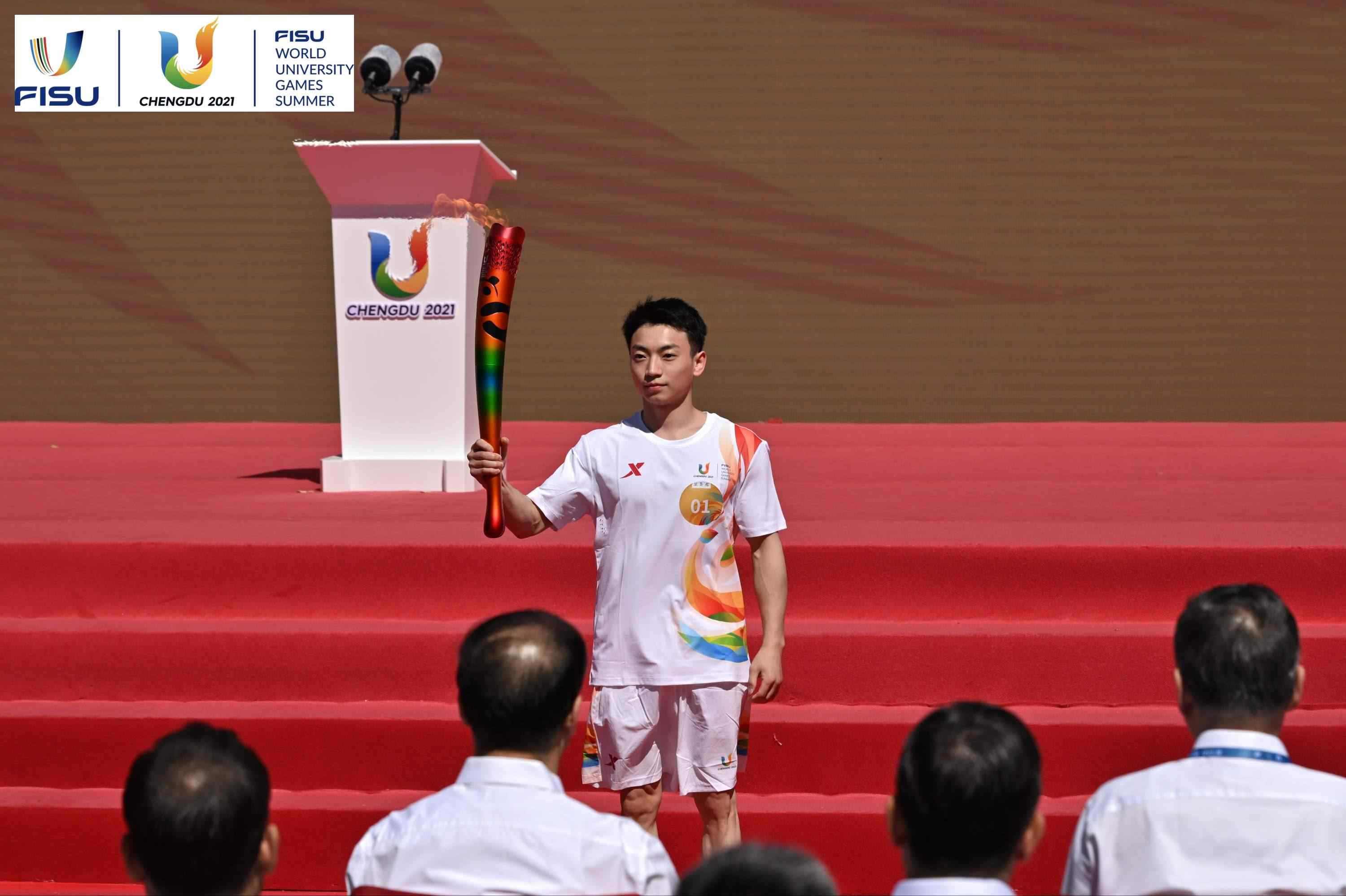 成都大運(yùn)會火炬手、奧運(yùn)冠軍鄒敬園高舉火炬。 圖片來源：成都大運(yùn)會執(zhí)委會供圖