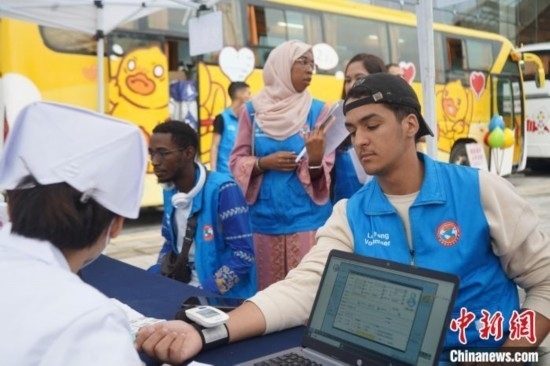 6月13日，在第20個世界獻血者日前夕，20名在贛留學(xué)生組團前往血站獻血。吳迪 攝