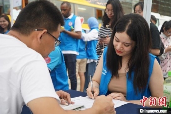 6月13日，在第20個世界獻血者日前夕，20名在贛留學(xué)生組團前往血站獻血。吳迪 攝