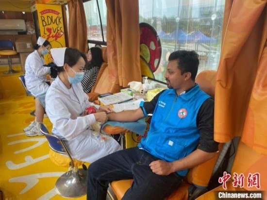 6月13日，在第20個世界獻血者日前夕，20名在贛留學(xué)生組團前往血站獻血。吳迪 攝