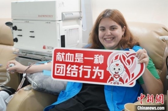 6月13日，在第20個世界獻血者日前夕，20名在贛留學(xué)生組團前往血站獻血。吳迪 攝