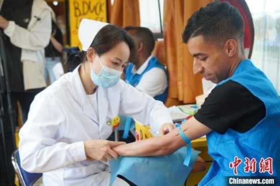 6月13日，在第20個世界獻血者日前夕，20名在贛留學(xué)生組團前往血站獻血。吳迪 攝