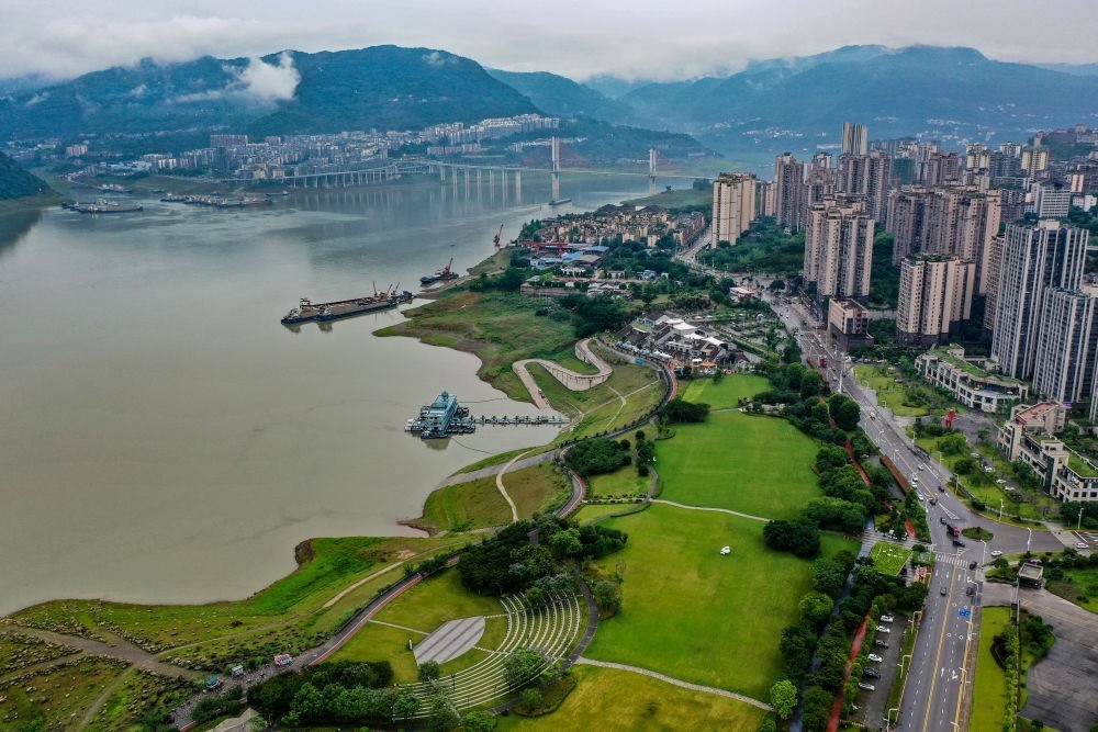 這是2023年6月7日拍攝的位于重慶市云陽縣的云陽城區(qū)環(huán)湖綠道（無人機照片）。當(dāng)?shù)貙⑸鷳B(tài)治理與生態(tài)修復(fù)結(jié)合起來，兼顧城市旅游和運動休閑等功能需要，打造環(huán)縣城兩江四岸33公里綠道。新華社記者 唐奕 攝