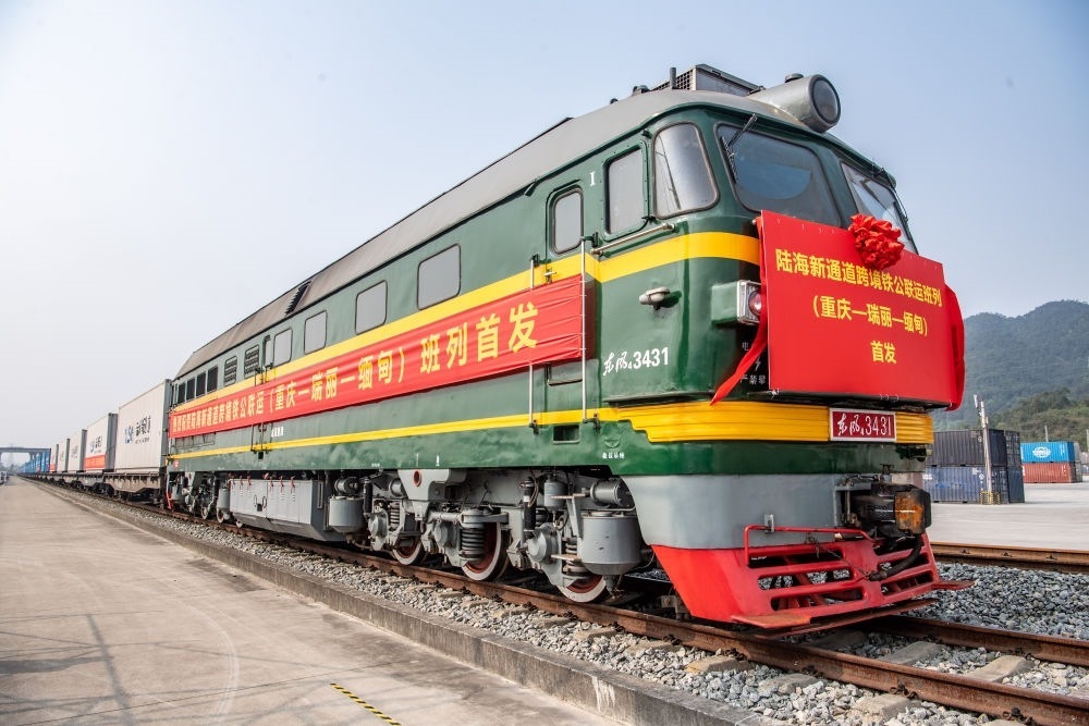 陸海新通道跨境鐵公聯(lián)運班列（重慶—瑞麗—緬甸）首發(fā)班列在重慶江津小南埡鐵路物流中心等候發(fā)車（2023年4月3日攝）。新華社記者 唐奕 攝