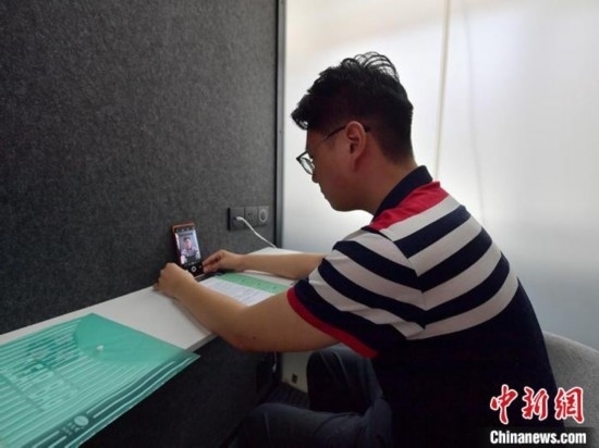 學(xué)生通過“云面試空間”進行求職面試。劉棟 攝