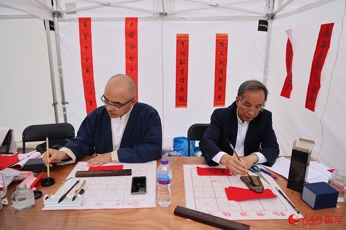 活動(dòng)現(xiàn)場(chǎng)的中國(guó)書法展示。人民網(wǎng)記者 邢雪攝