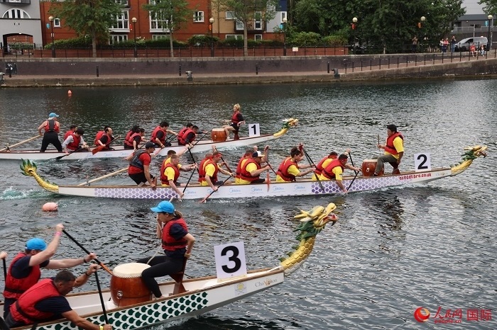 2023全英中華端午龍舟會(huì)比賽現(xiàn)場(chǎng)，幾支隊(duì)伍你追我趕。人民網(wǎng)記者 邢雪攝