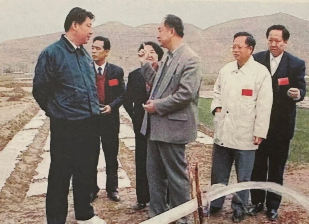 △1997年4月20日，習近平在寧夏固原市隆德縣調(diào)研。