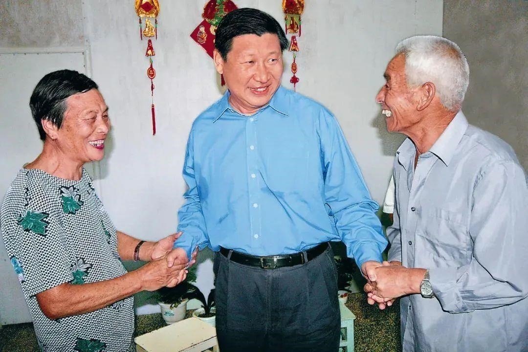 △2006年9月21日，習近平在浙江省舟山市普陀區(qū)東極鎮(zhèn)看望當?shù)貪O民。
