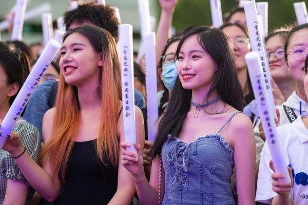 場(chǎng)下觀眾十分熱情。人民網(wǎng)記者 翁奇羽攝