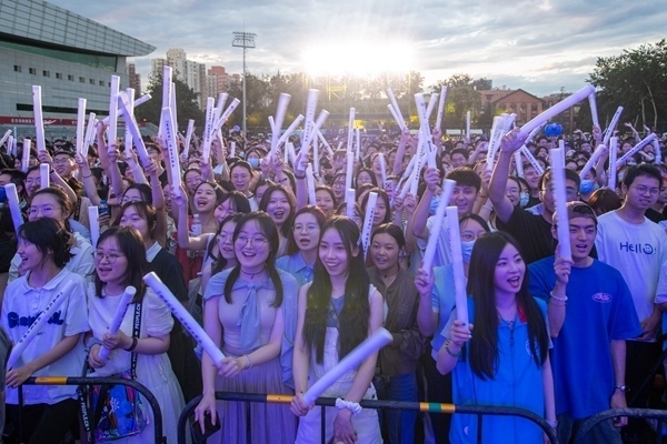 場(chǎng)下觀眾十分熱情。人民網(wǎng)記者 翁奇羽攝