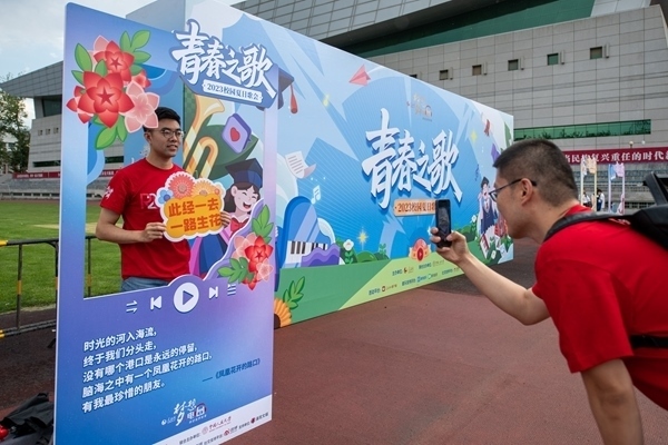 學(xué)生在市集打卡拍照。人民網(wǎng)記者 翁奇羽攝