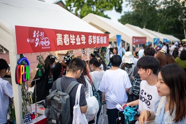 市集現(xiàn)場(chǎng)。人民網(wǎng)記者 翁奇羽攝