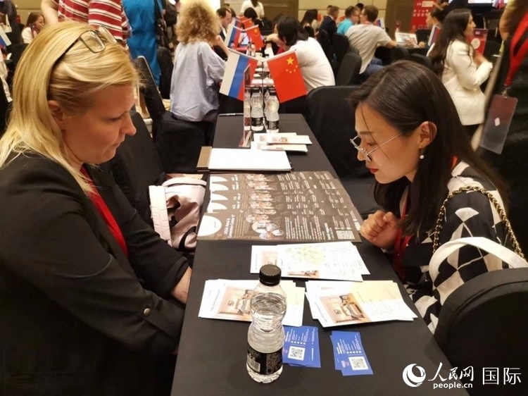 中俄旅游行業(yè)代表在北京路演活動現(xiàn)場面對面溝通。人民網(wǎng)記者 楊倩攝