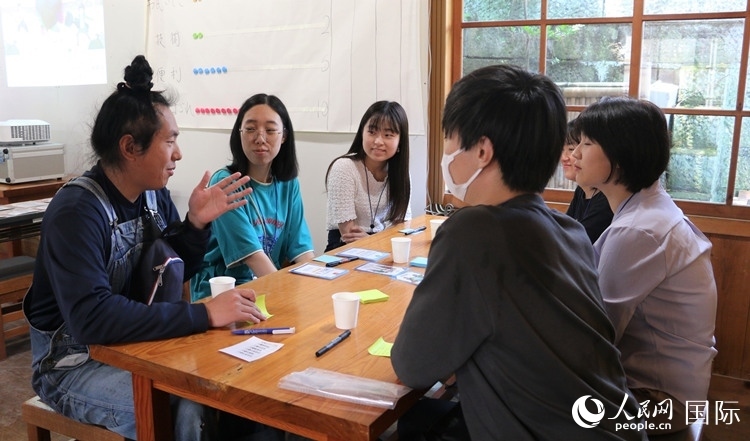 通過卡片游戲，模擬如何解決海洋垃圾問題。人民網(wǎng) 許可攝