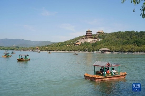 6月22日，游人在北京頤和園乘坐游船。新華社記者 任超 攝