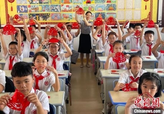 圖為學(xué)生們展示剪紙作品。 興業(yè)縣融媒體中心供圖