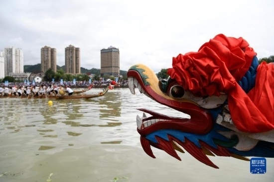 6月23日，在貴州省黔東南苗族侗族自治州施秉縣舉行的獨木龍舟節(jié)上，獨木龍舟進(jìn)行比賽。