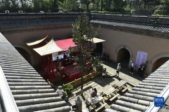 6月23日，游人在三門峽市陜州地坑院景區(qū)內(nèi)游覽。