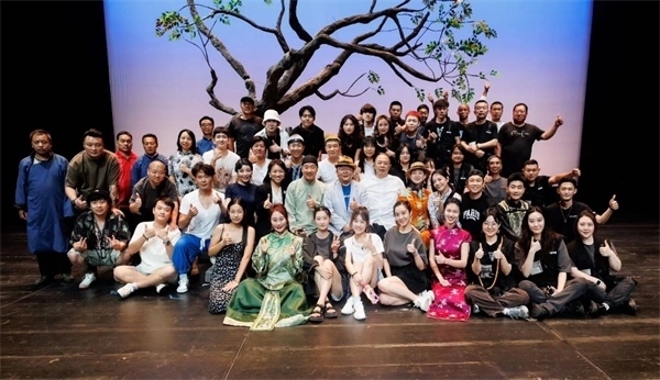 《斷金》百場演職人員合影。龍馬社供圖