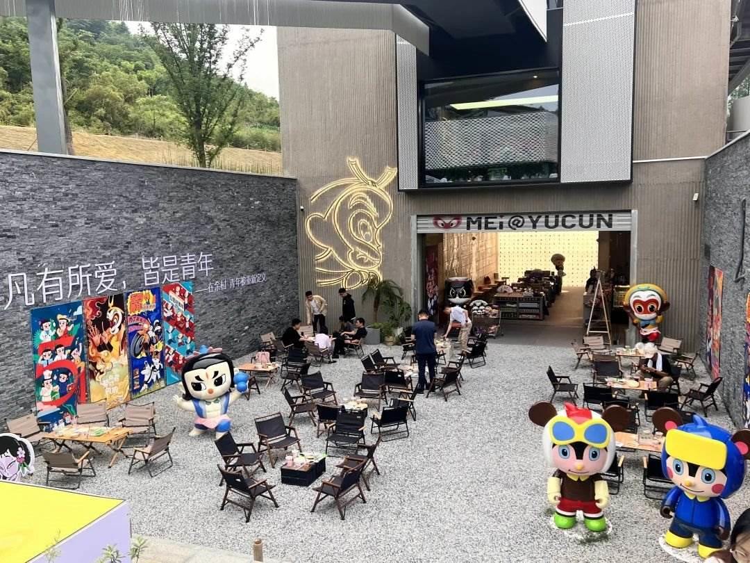 在浙江省湖州市安吉縣天荒坪鎮(zhèn)余村拍攝的國漫主題咖啡店。銳聆 攝