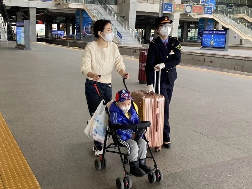 鄭海珠在站臺上引導(dǎo)旅客乘車。南昌鐵路供圖