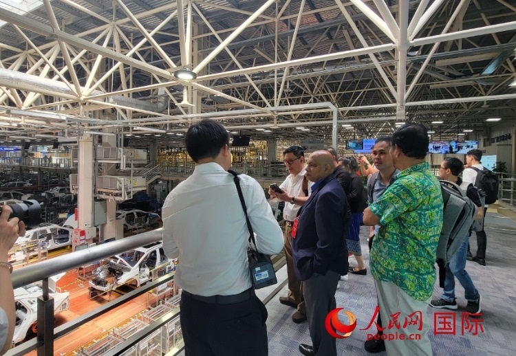 外媒記者在廣汽埃安車間參觀。人民網(wǎng) 寧玉瑛攝