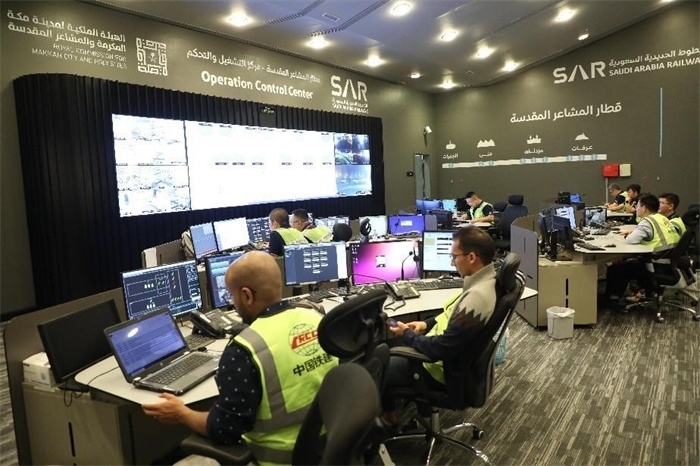 中外工作人員在控制室工作。中國(guó)鐵建供圖