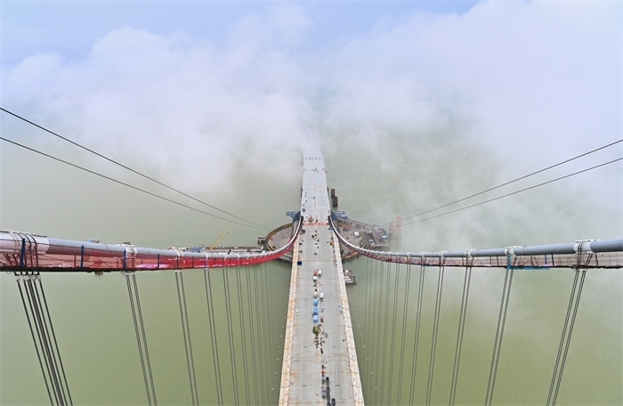 從270米高塔俯瞰深中通道伶仃洋大橋施工現(xiàn)場。（中交集團供圖）