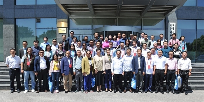 由瀾湄六國有關(guān)部門及主流媒體等組成的采訪團與中方代表在瀾湄水資源合作中心門口合影。（瀾湄水資源合作中心供圖）