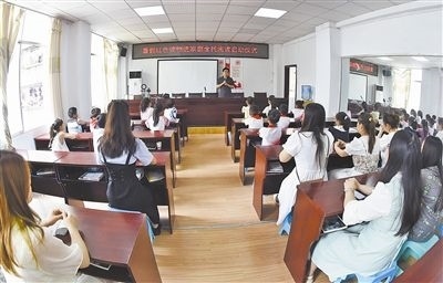  圖②：法院干警向參加活動(dòng)的學(xué)生和家長(zhǎng)講解暑假安全教育知識(shí)。