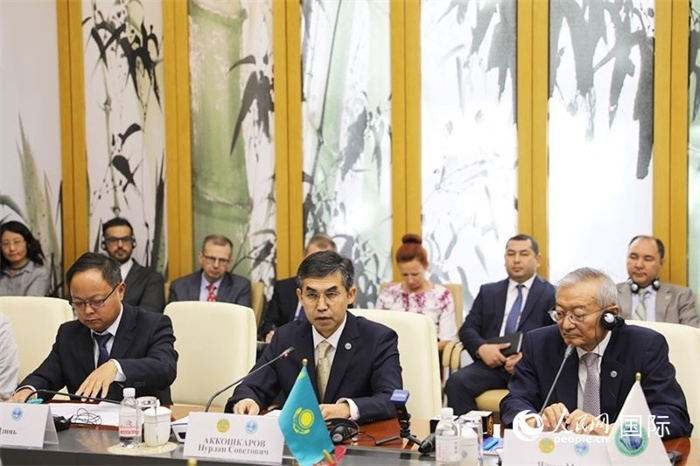 哈薩克斯坦常駐上合組織秘書處代表努爾蘭·阿科什卡羅夫介紹哈薩克斯坦接任輪值主席國后的優(yōu)先工作。人民網(wǎng) 俄布拉依攝