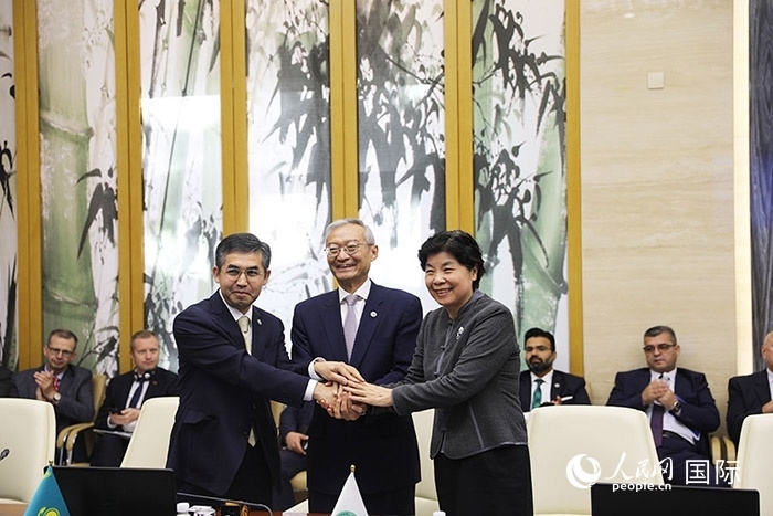 上合組織秘書處、哈駐華使館、上合組織睦鄰友好合作委員會簽署《聯(lián)合行動計劃》。人民網(wǎng) 俄布拉依攝