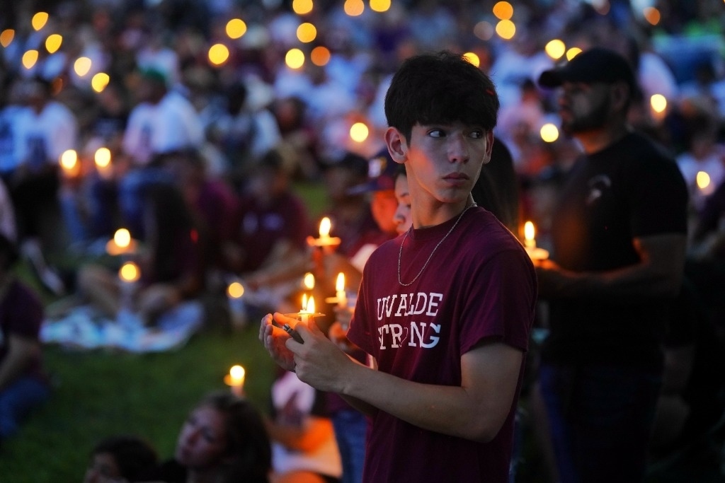 5月24日，在美國(guó)得克薩斯州小城尤瓦爾迪，人們參加守夜儀式悼念校園槍擊遇害者。當(dāng)日是美國(guó)尤瓦爾迪大規(guī)模校園槍擊事件一周年。新華社記者吳曉凌攝