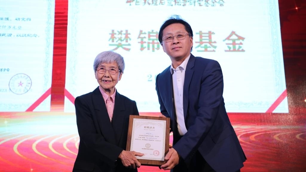 國家文物局黨組成員、副局長解冰（右）為樊錦詩（左）頒發(fā)捐贈(zèng)證書。新華社記者張睿 攝