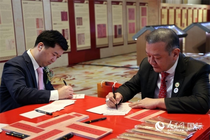 觀眾在展覽現(xiàn)場(chǎng)設(shè)置的體驗(yàn)區(qū)手寫“批信”。人民網(wǎng)記者楊一攝