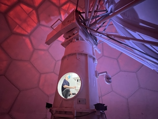 寧德國家天氣雷達(dá)站工作人員正在清洗雷達(dá)滑環(huán)。人民網(wǎng)高清揚(yáng)攝