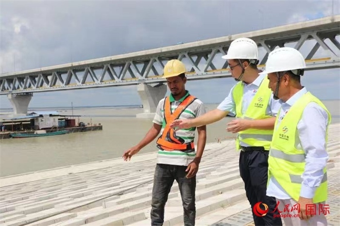 孟加拉國(guó)帕德瑪大橋河道整治工程北岸整治區(qū)域長(zhǎng)1.5千米，南岸長(zhǎng)11.5千米，是目前世界上規(guī)模最大的河道整治工程。人民網(wǎng)記者 孫廣勇攝