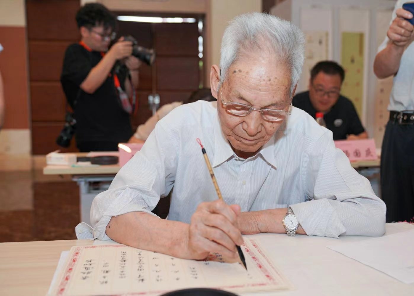 老教授們用毛筆書(shū)寫(xiě)2023級(jí)新生錄取通知書(shū)。校方供圖