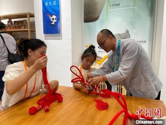 市民體驗制作吉祥如意結。祝歡 攝