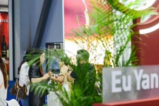 RCEP成員國企業(yè)亮相第三屆消博會(huì)。2023年4月12日，參觀者在新加坡企業(yè)余仁生的展臺(tái)了解產(chǎn)品。新華社記者王澤聰攝