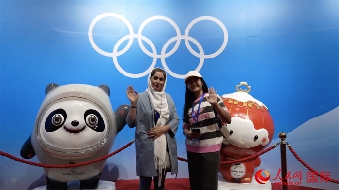 “上合小記者”與2022北京冬奧會吉祥物合影。實習(xí)生 方明軒攝