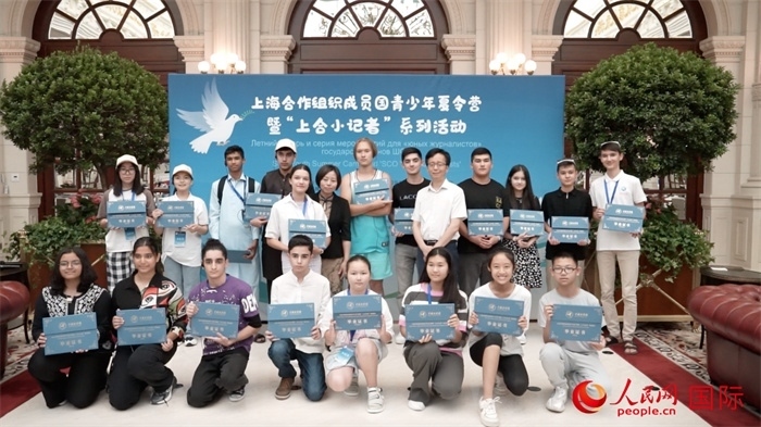 主辦單位為“上合小記者”頒發(fā)證書。實習(xí)生 方明軒攝