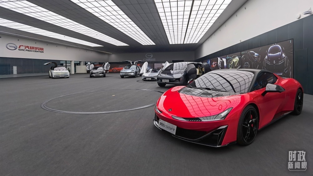 今年4月，習(xí)近平考察廣汽埃安新能源汽車股份有限公司，了解企業(yè)推動(dòng)制造業(yè)高端化、智能化、綠色化等情況。（總臺(tái)央視記者石丞拍攝）