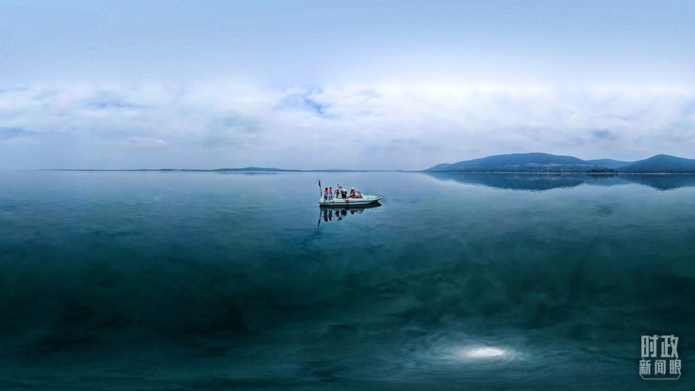 丹江口水庫(kù)，工作人員正在采集水樣。（總臺(tái)國(guó)廣記者李晉拍攝）